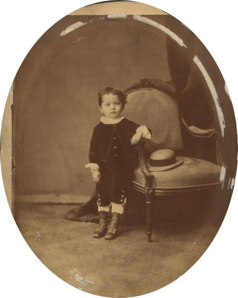 Zemlinsky enfant debout accoudé à un fauteuil