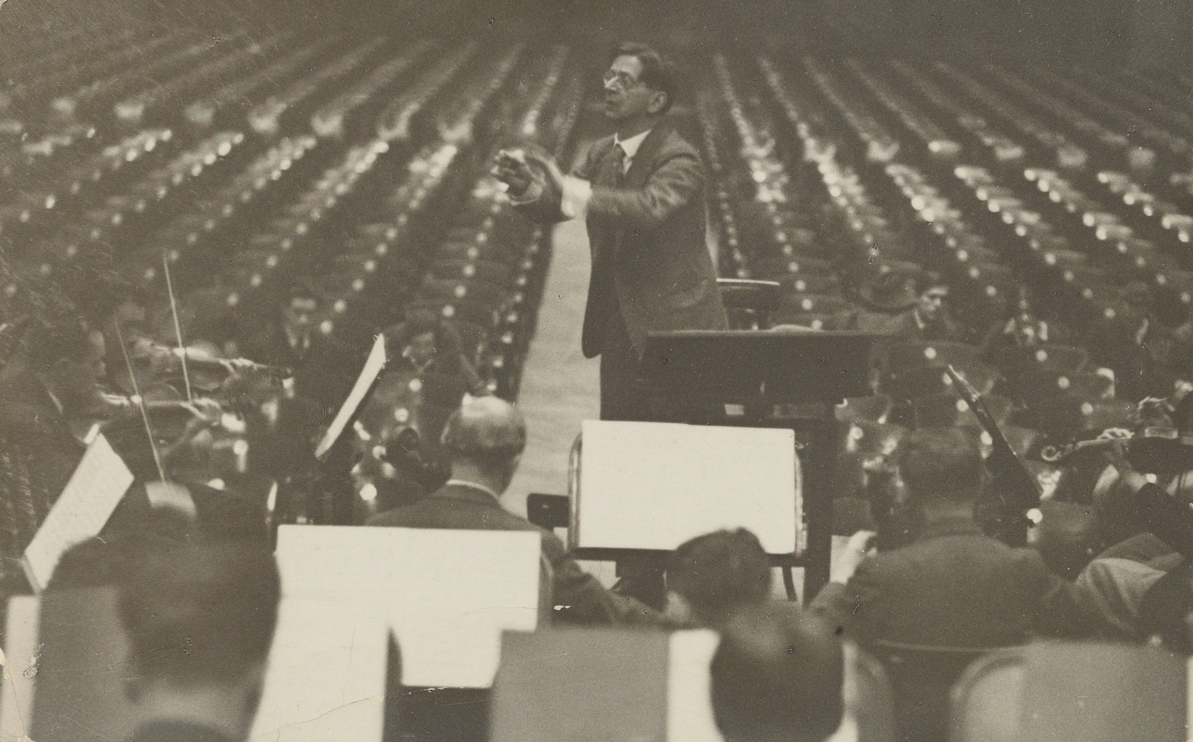 Zemlinsky dirigeant lors d’une répétition