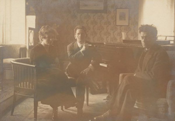Zemlinsky, Jalowetz, Helen Berg assis ensemble dans un intérieur