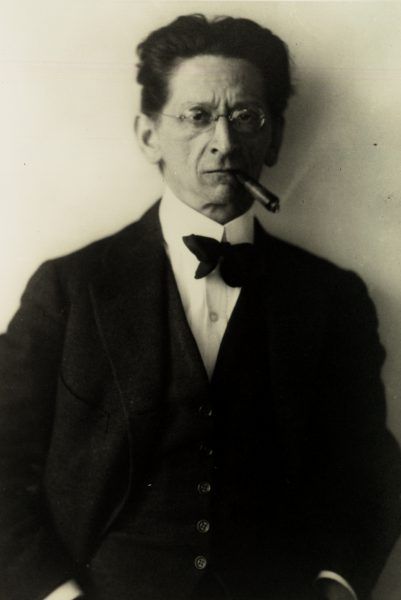 Zemlinsky, portrait de face en costume sombre et nœud papillon