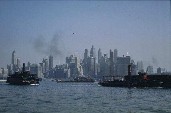 Vue de l’île de Manhattan depuis la mer, nombreux bateaux et skyline (photographie de Charles Cushman)