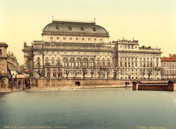 Vue de l’Opéra national de Prague au bord de la Moldau au début du siècle dernier
